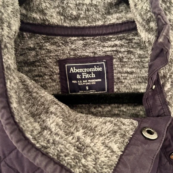 Abercrombie & Fitch sweater - Picture 3 of 4